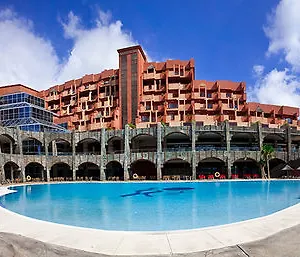4* Hotell World