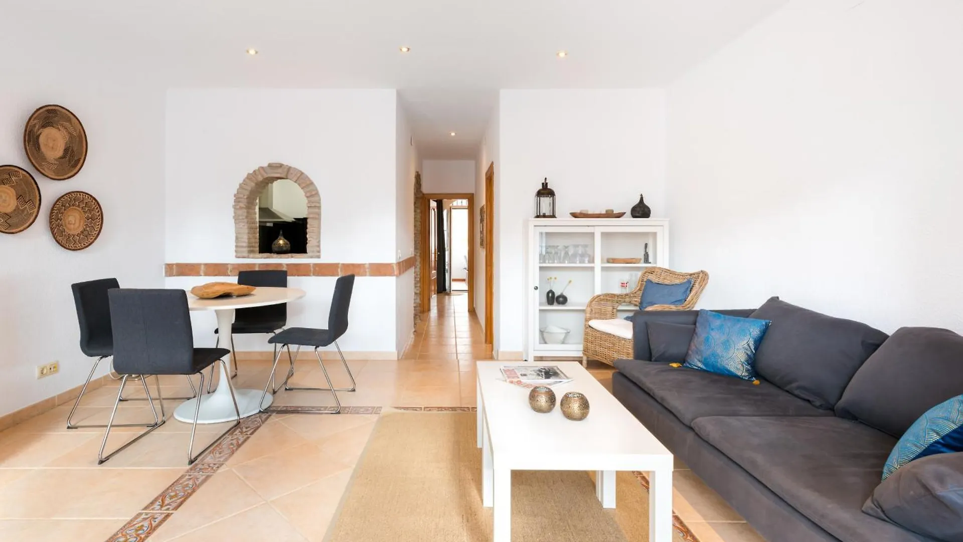 Tio Charles De June - Charming 2 Bedroom Apartment ベナルマデナ 0*,  スペイン